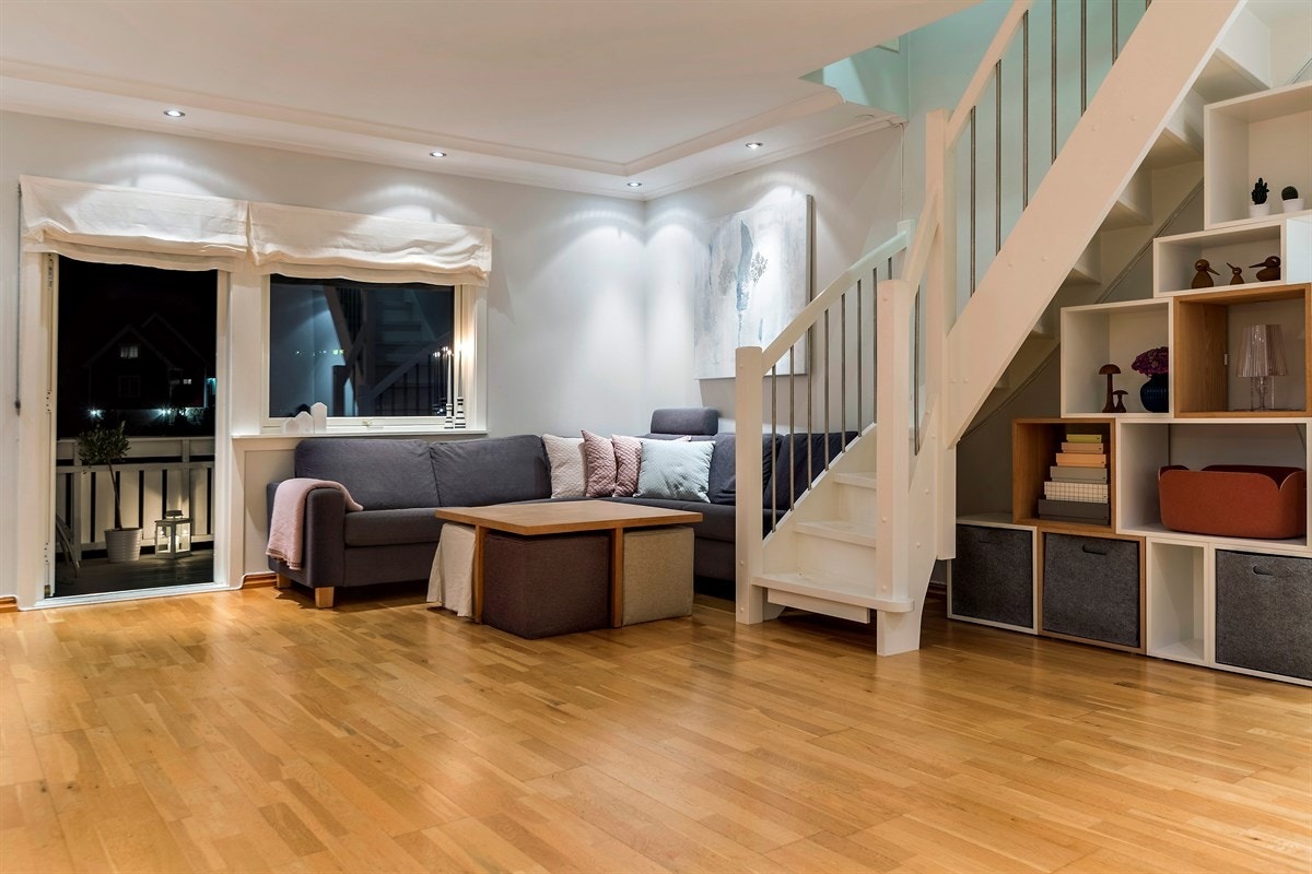 Stuen er meget tiltalende med downlights og parkett på gulv. Galleribilde