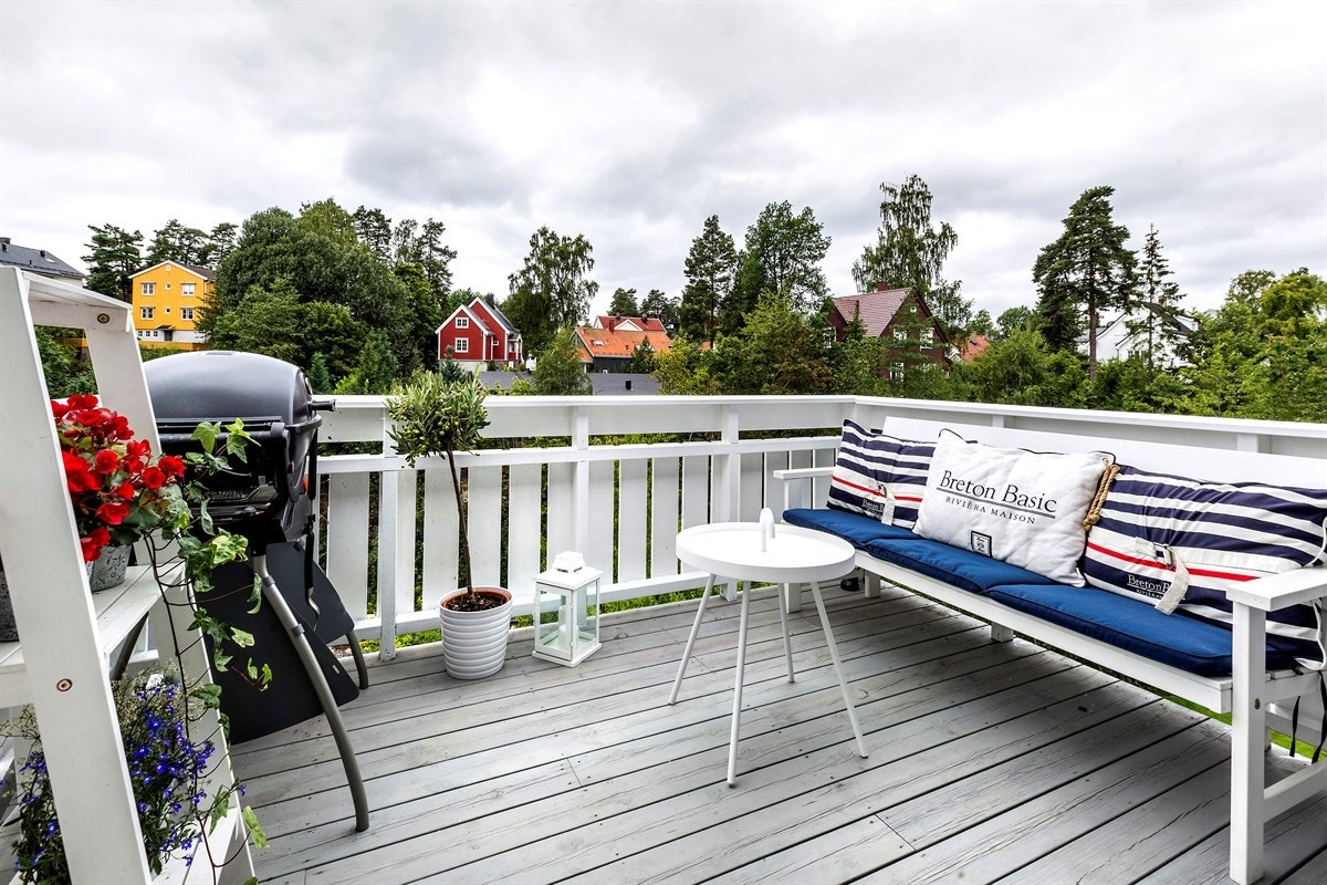 På balkongen er det en skjermende markise og uttrekkbar levegg Galleribilde