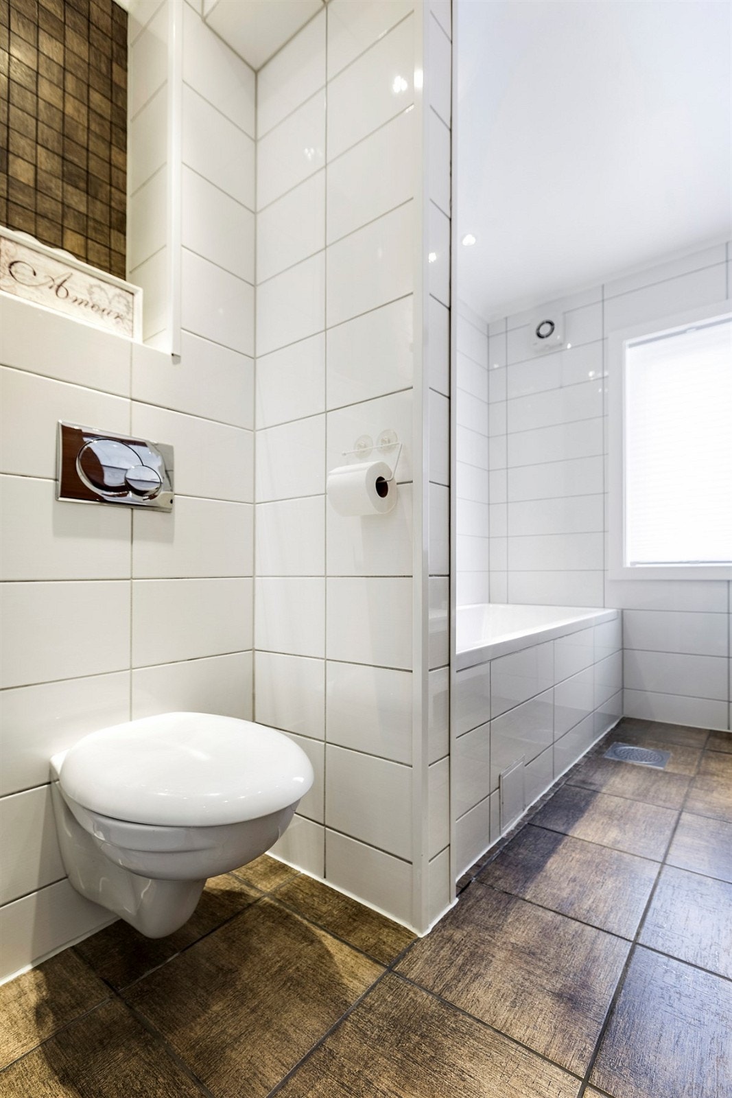 Badet er pent innredet med fliser på gulv og fliser på vegg Galleribilde