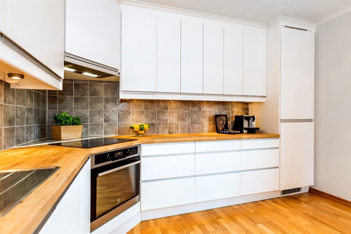 Videre har kjøkkenet integrert stekeovn med pyrolyse, induksjonstopp, mikrobølgeovn, kombinert kjøl/frys, oppvaskmaskin og ventilator Galleribilde