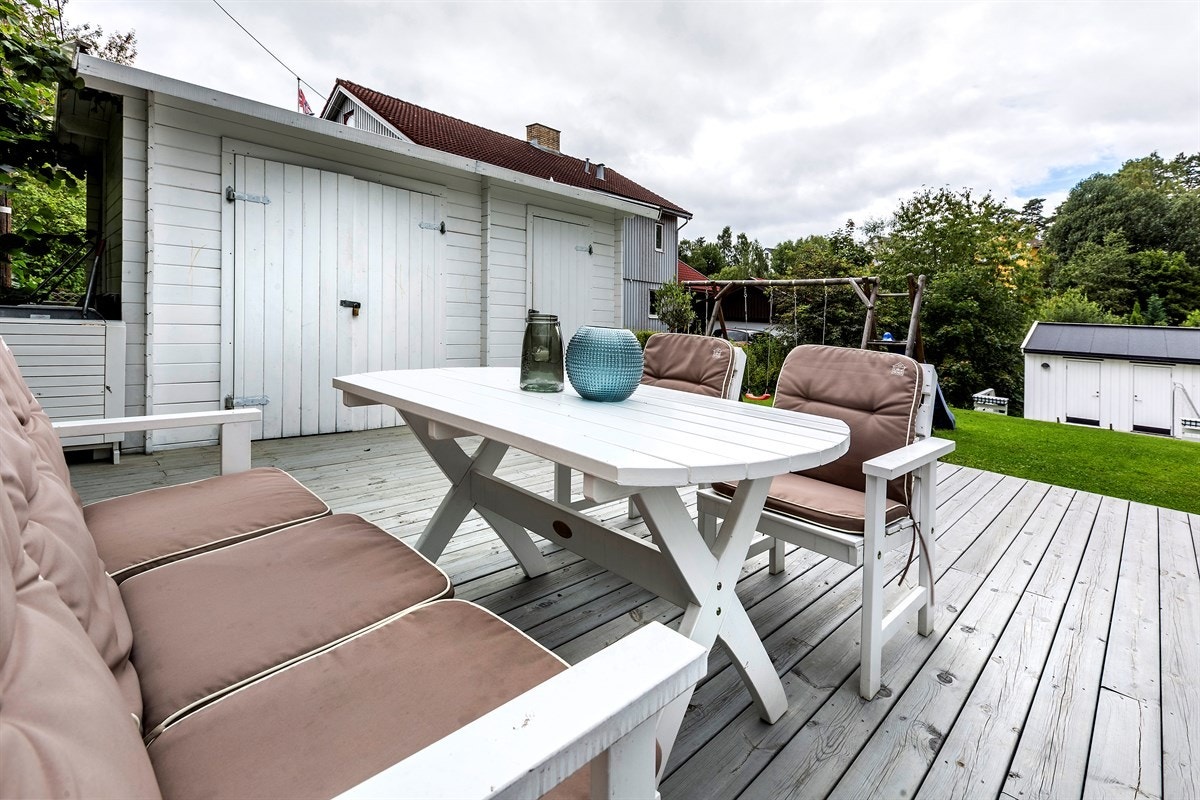 Gode solforhold og felles platting foran redskapsbod Galleribilde