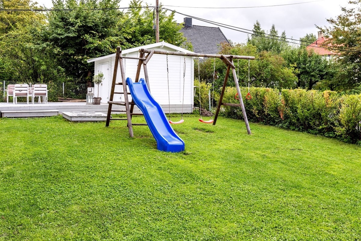 På fellestomten er det lekeapperat Galleribilde