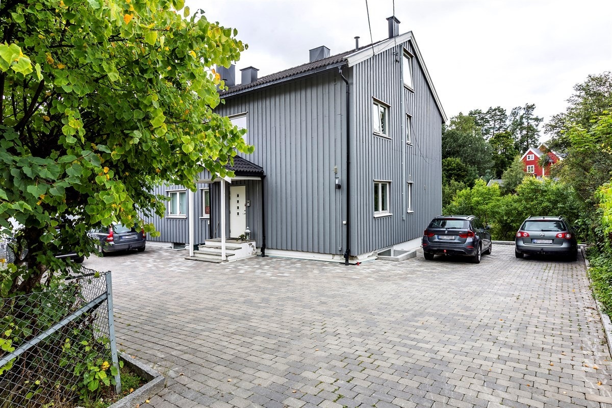 På gårdsplassen er det flott belegningsstein. Galleribilde