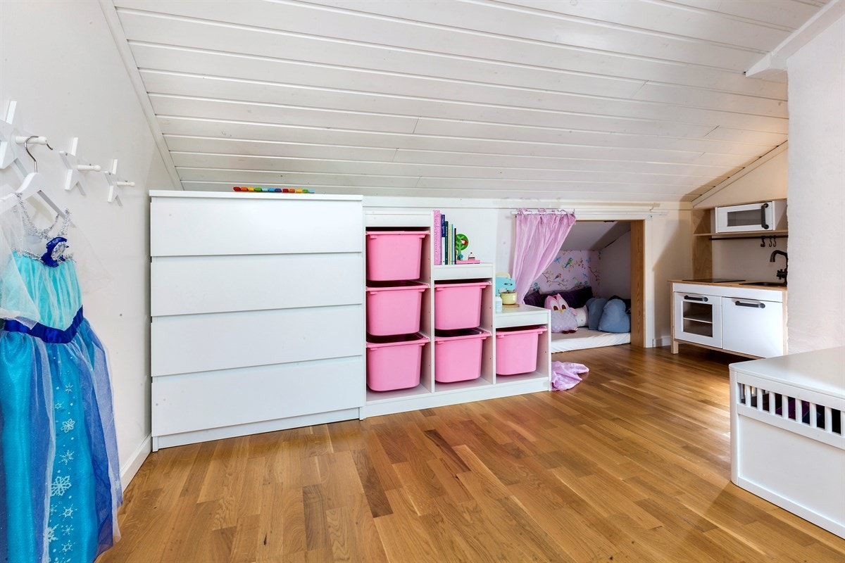 På soverommet er det gode lagringsmuligher i knevegg. Galleribilde