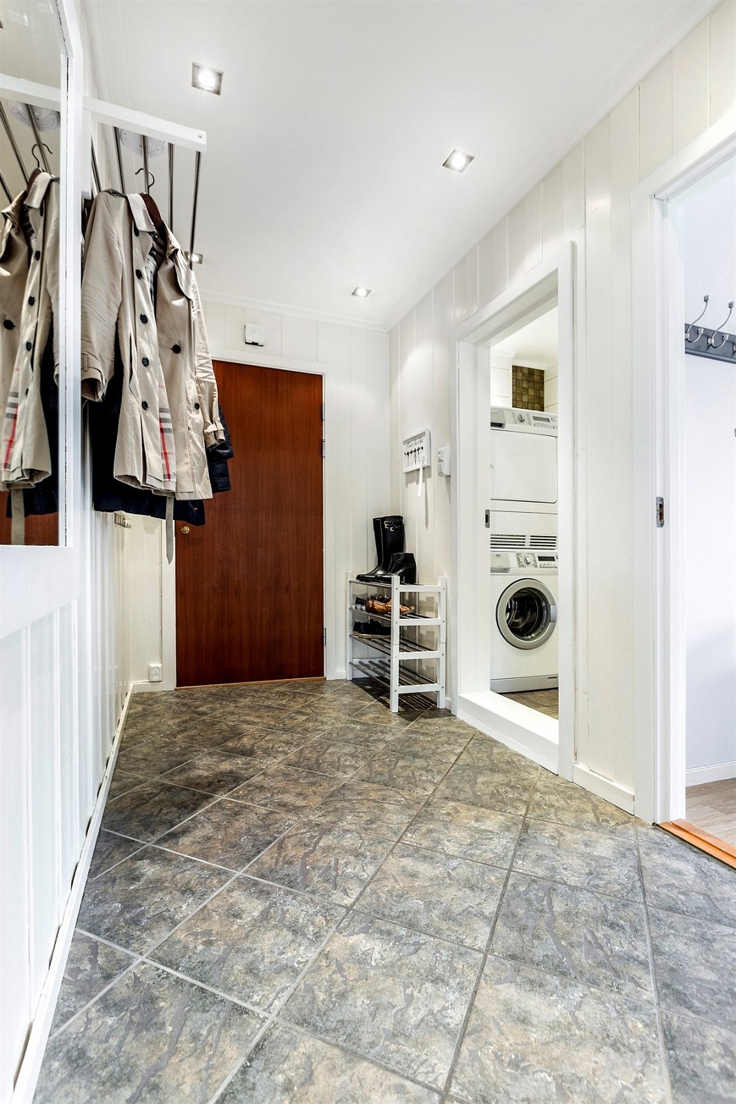 Entreen gir et meget godt førsteinntrykk av leiligheten og er pent innredet Galleribilde