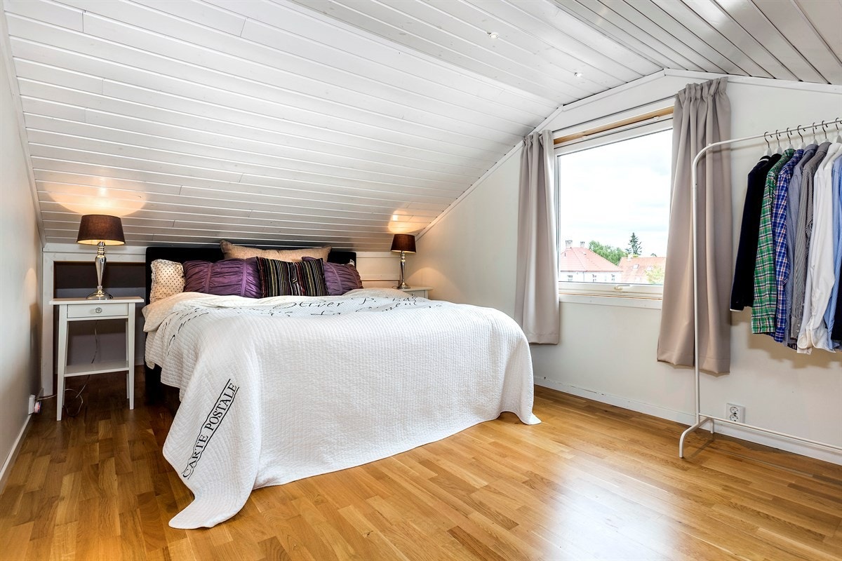 Soverom 2 på loft med parkett på gulv og malte flater på vegger Galleribilde