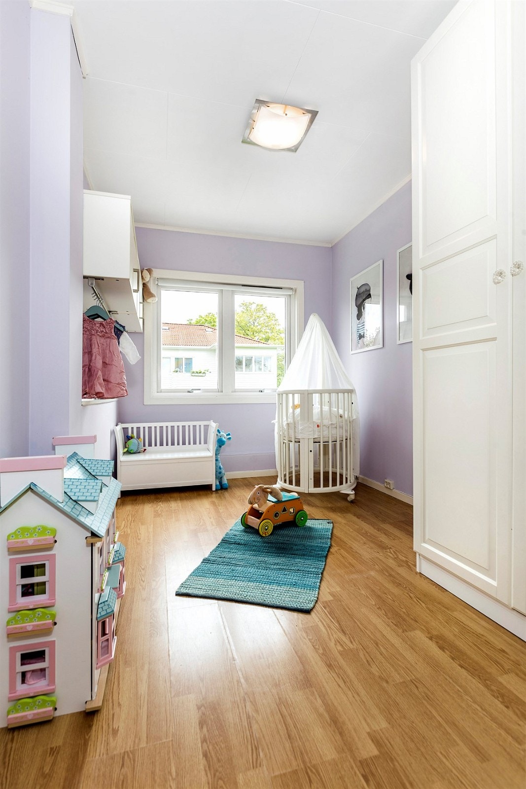 Soverom i hovedetasjen med parkettlaminat på gulv, malte flater på vegger og god plass til garderobeskap Galleribilde