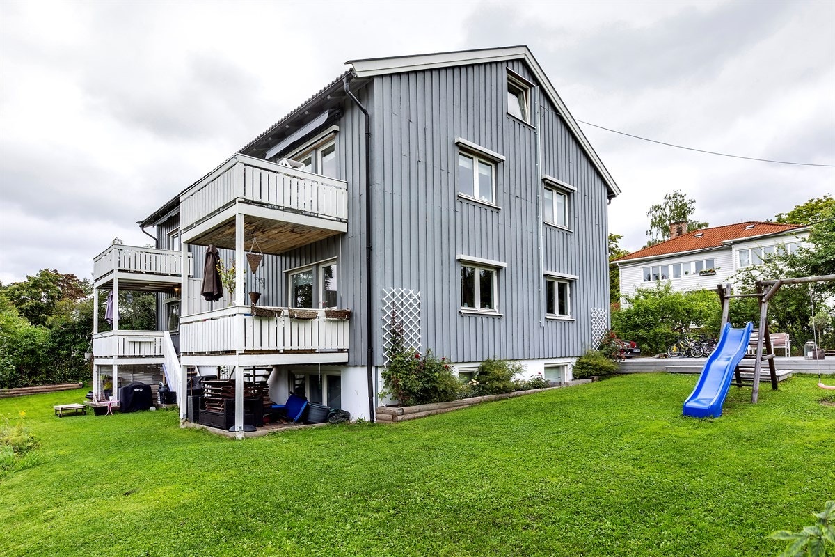 Tomten er beplantet med plen, prydbusker, trær og diverse beplantning Galleribilde