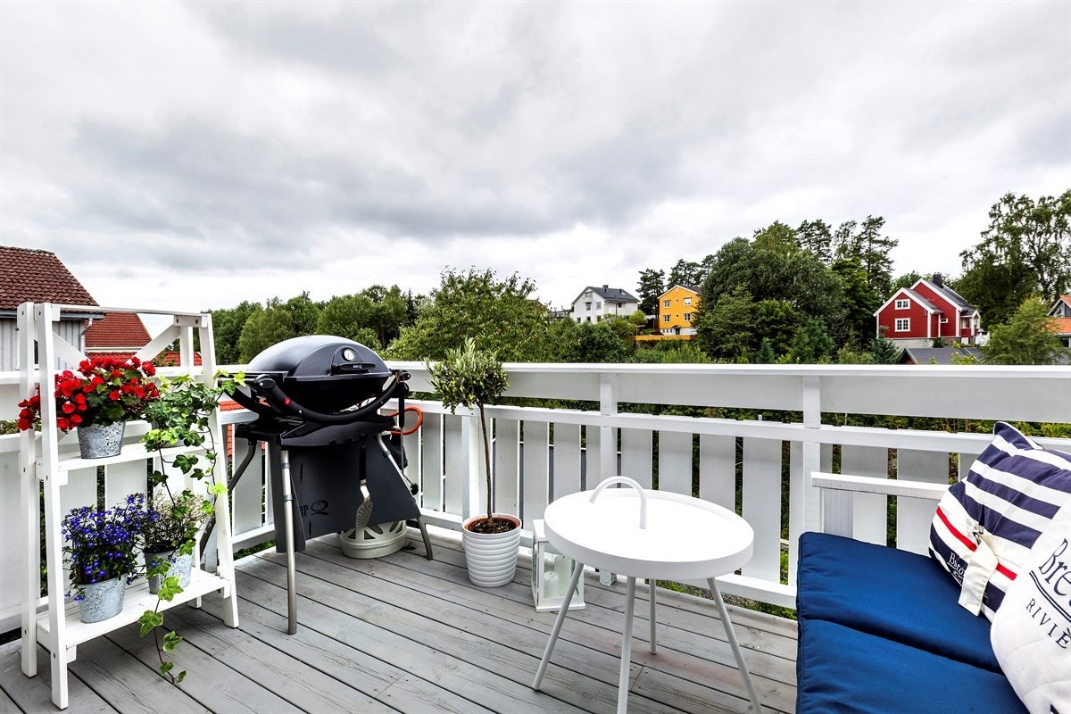 På balkongen har du sol til kl. 2130 sommerstid. Galleribilde