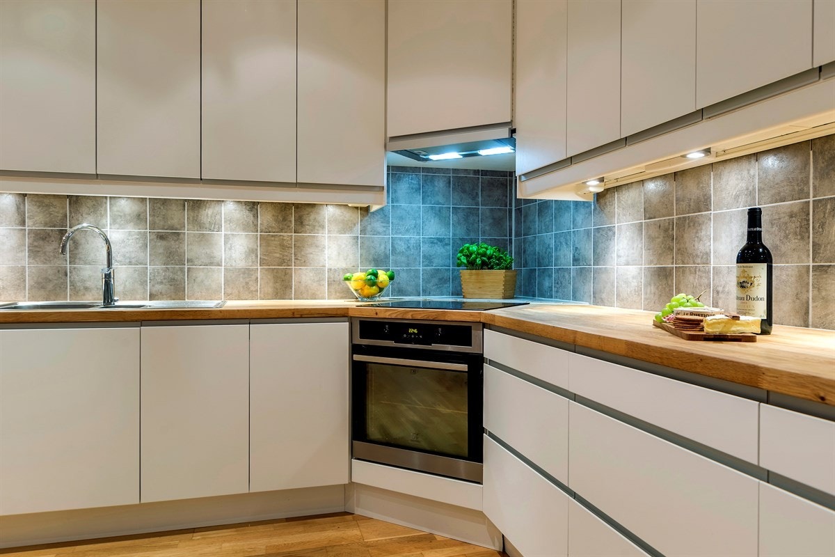 Meget lekkert kjøkken med god benke- og lagringsplass. Kjøkkenet ble pusset opp i 2014 Galleribilde