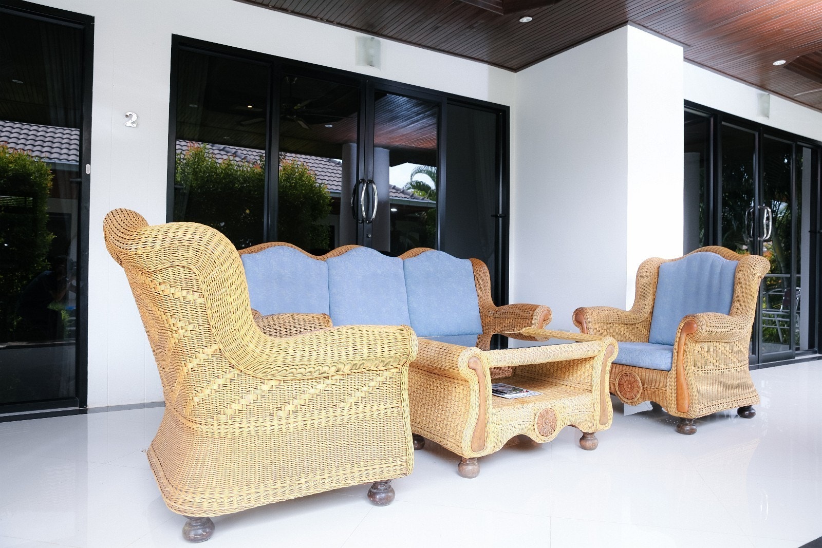 Stor balkong med flotte utemøbler. Her sitter man under takvifte og nyter en kald en. Galleribilde