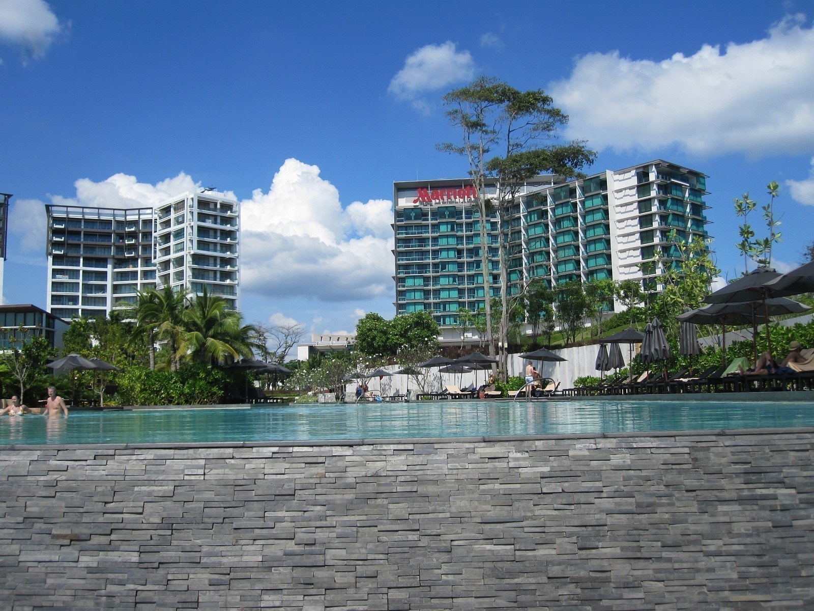 Mariott ligger på vår strand og er absolutt verdt å besøke både på dagtid og på kveldstid. Galleribilde