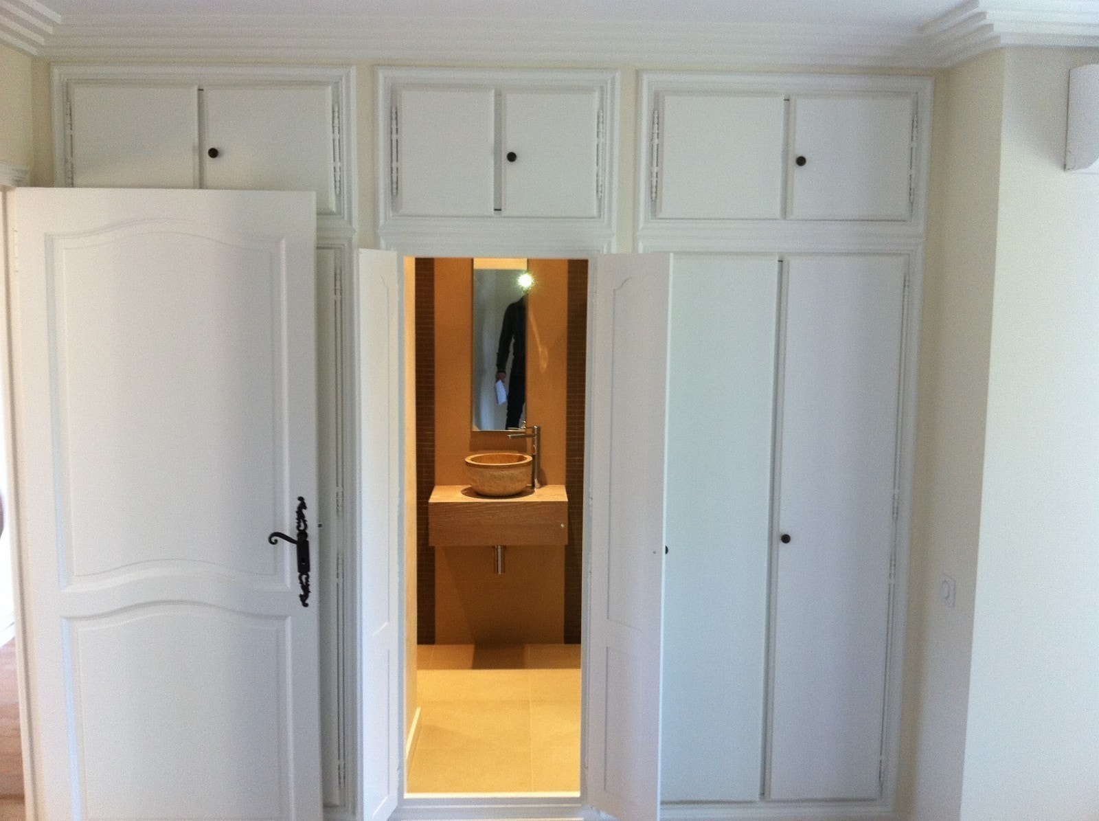 Artig bad til midtre soverom oppe kamuflert med skapdør Galleribilde