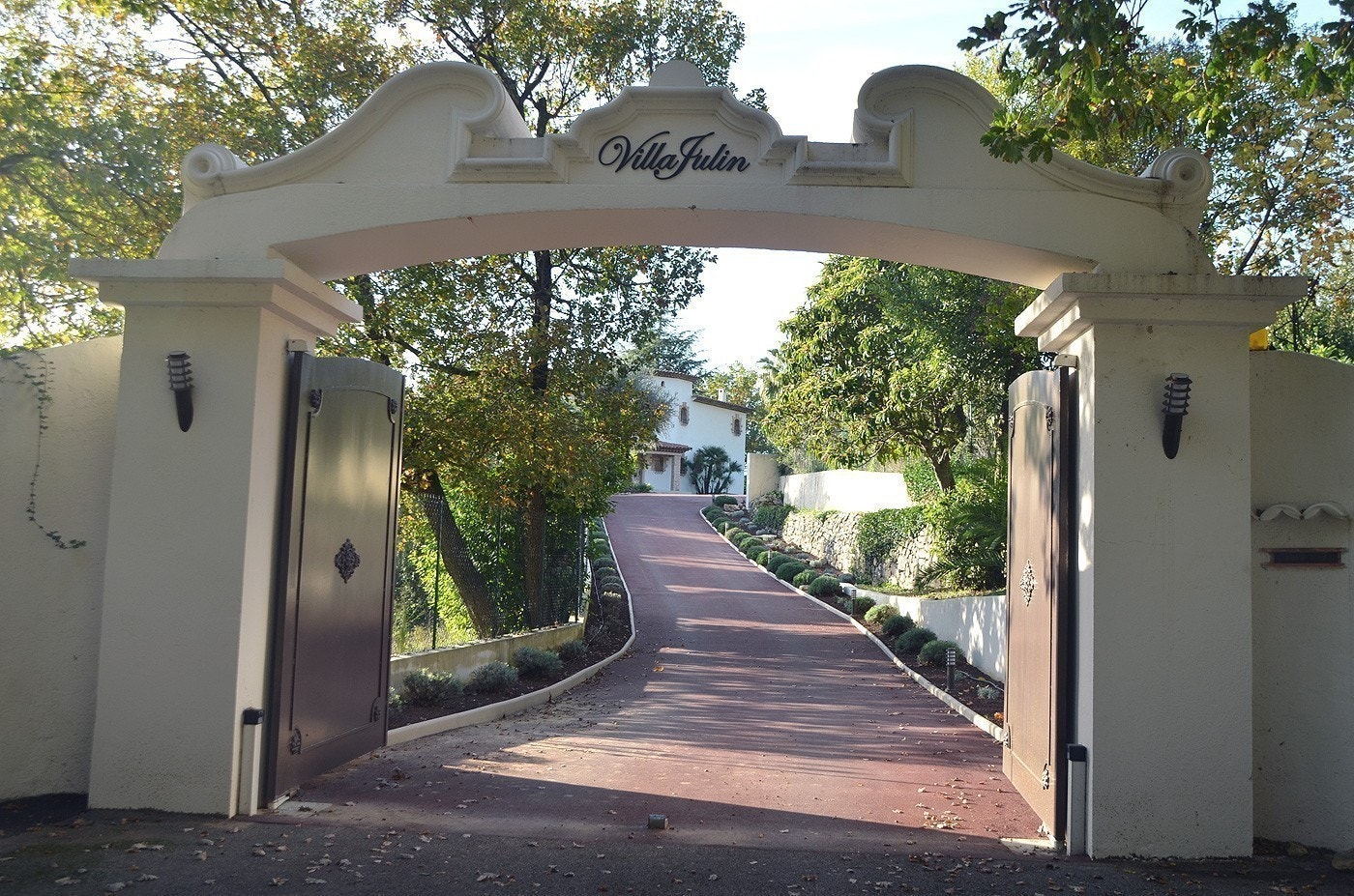 Flott portal med porter som åpnes automatisk med fjernkontroll Galleribilde