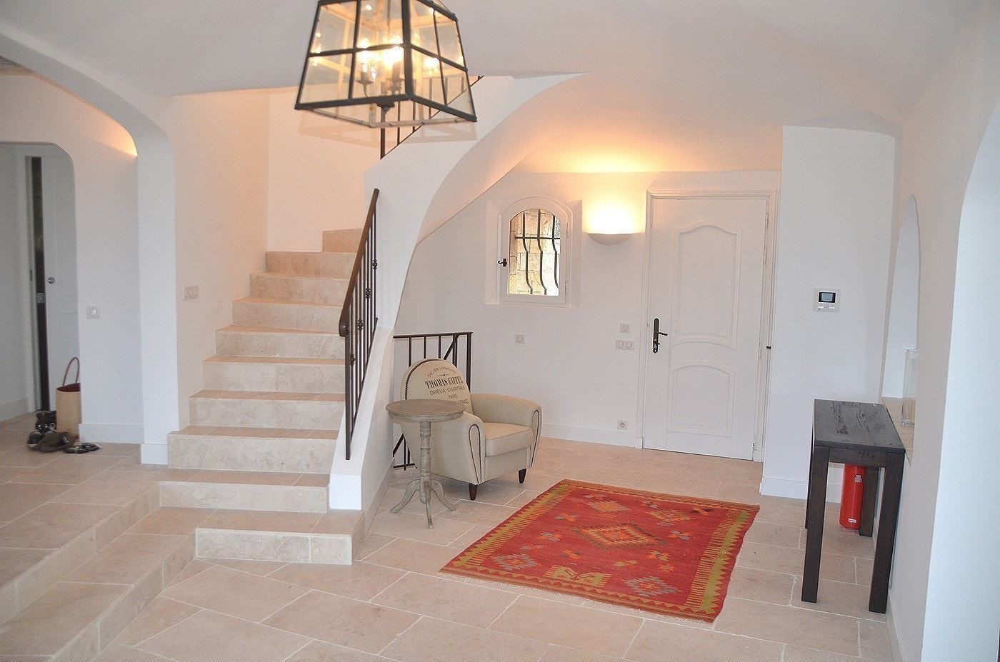 Romslig og luftig foaje Galleribilde