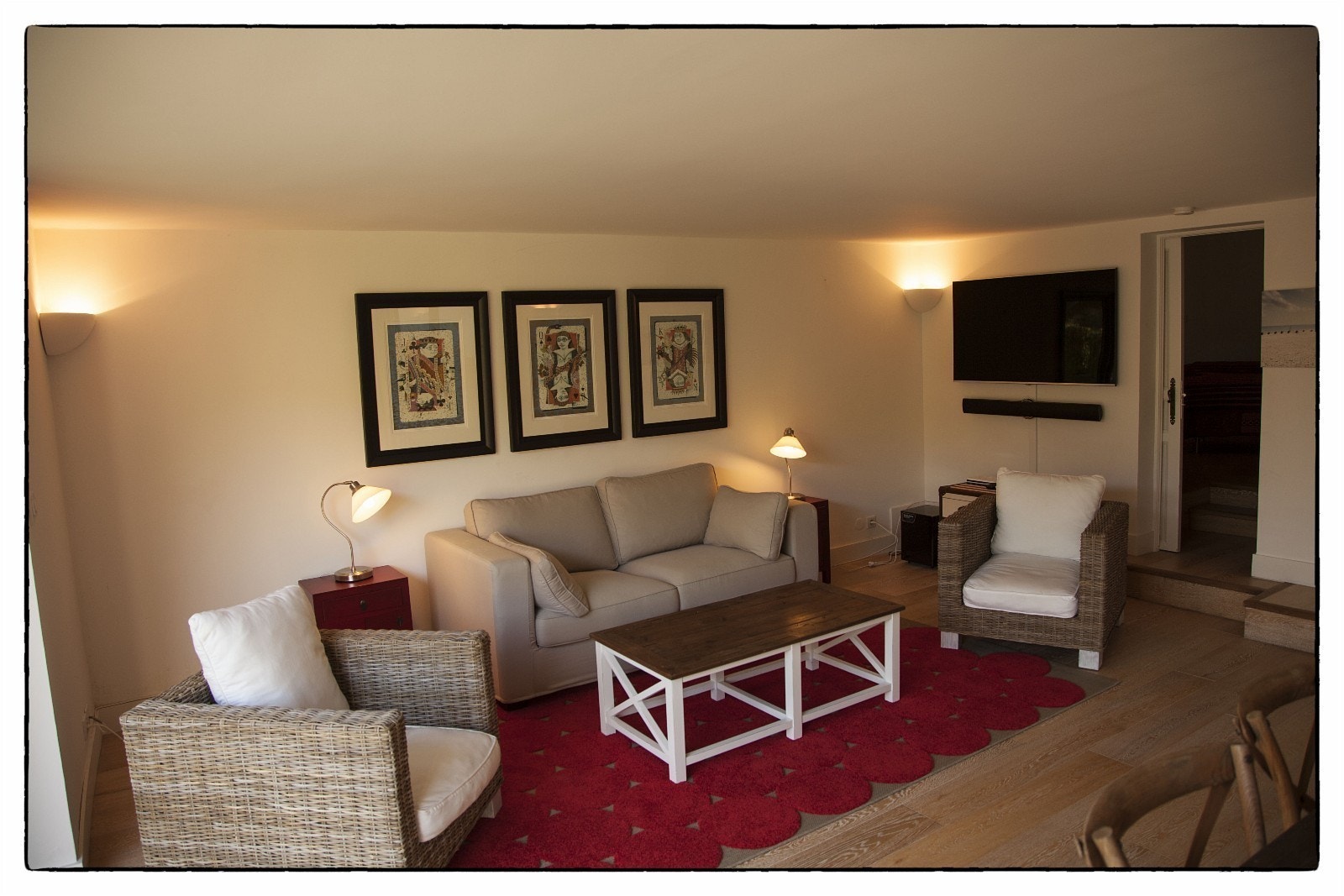 Stue i underetasje med TV og musikkanlegg Galleribilde