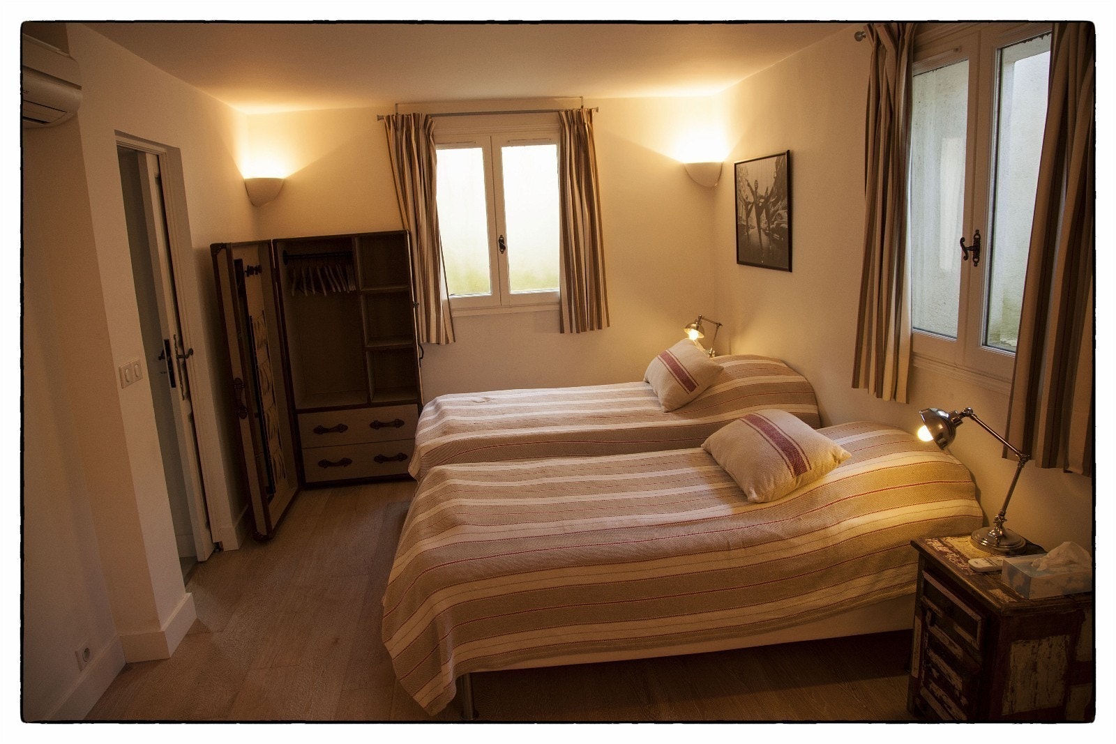 Stort soverom nede med plass til ekstra seng Galleribilde