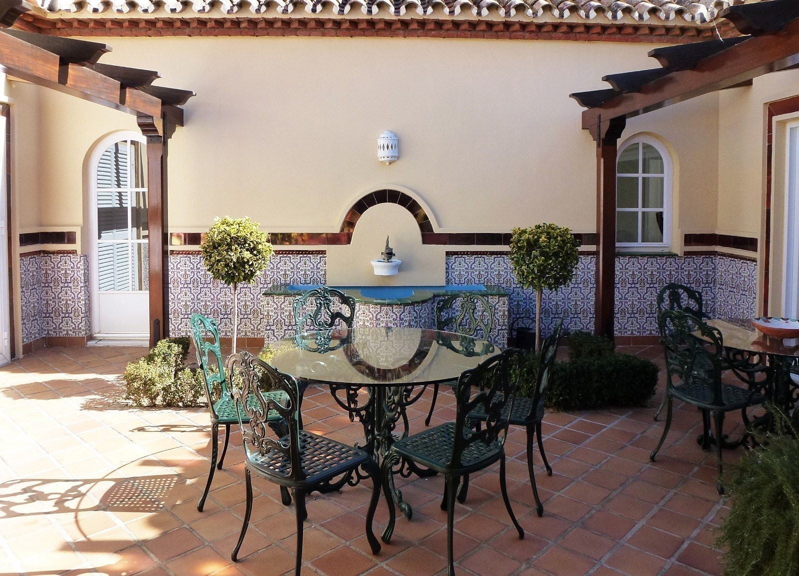 Patio midt i huset- lun spiseplass Galleribilde