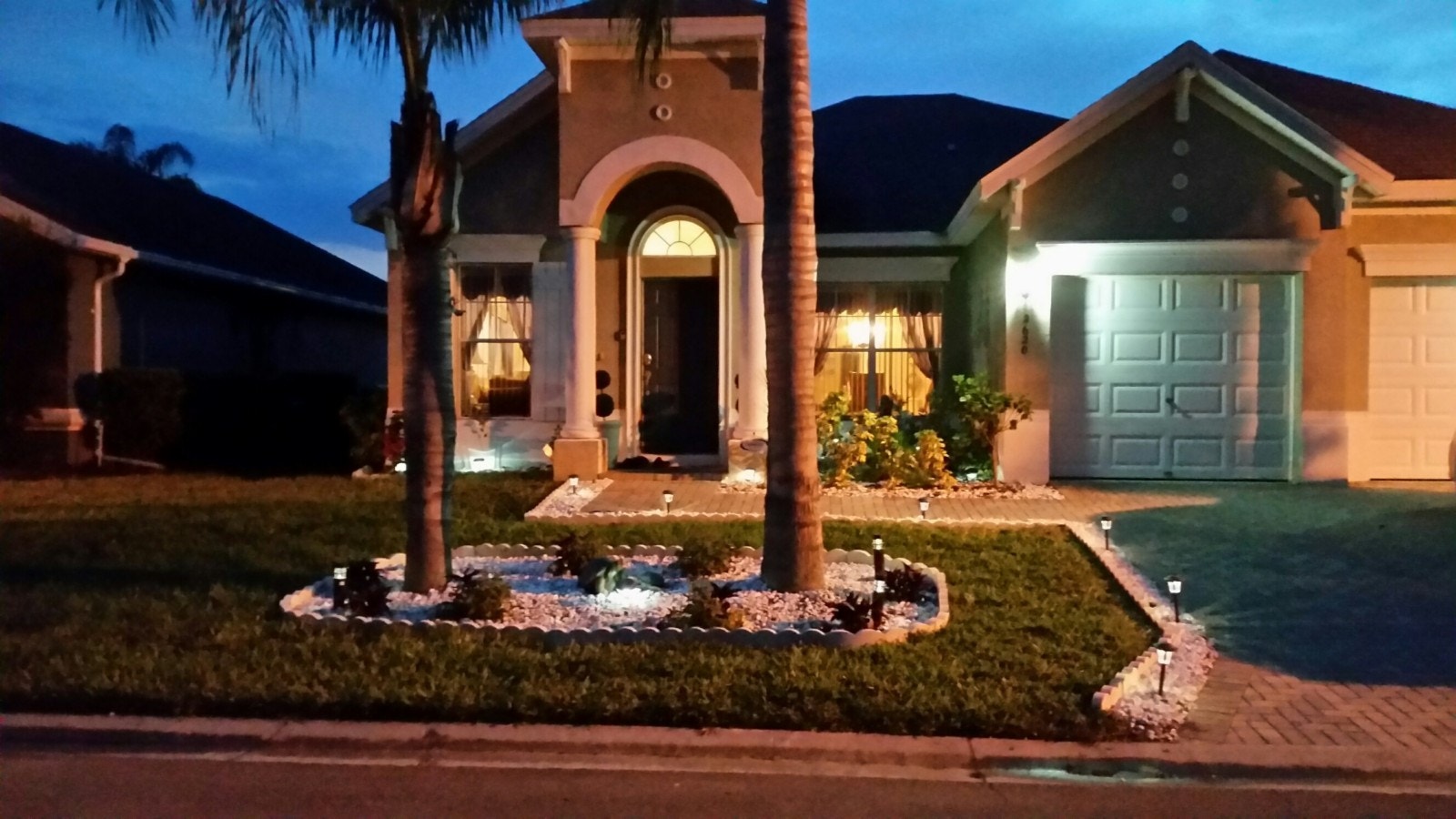 Kveldsbilde fra inngangspartiet Galleribilde