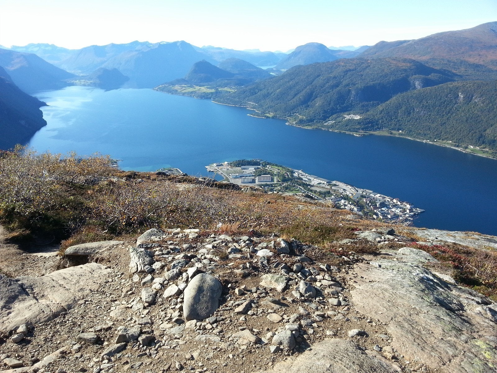 Utsikt fra nesaksla over Romsdalsfjorden og Åndalsnes. Galleribilde