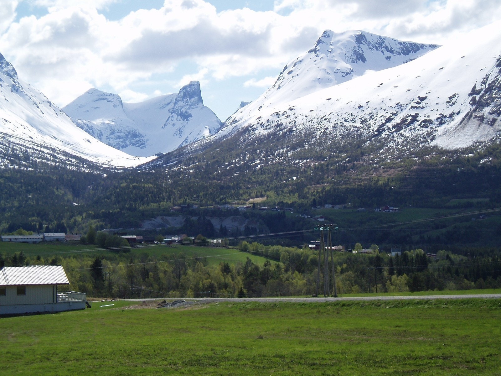 Utsikt fra huset mot Vengedalen , Romsdalshorn og Vengetind.
Utgangspunkt for å gå over Romsdalseggen. Norges råeste fjelltur ! Galleribilde