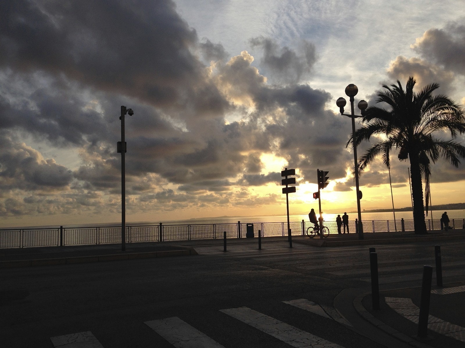 Solnedgang over den engleske promonaden og stranden. Det er bare å se frem til en ny dag. Galleribilde