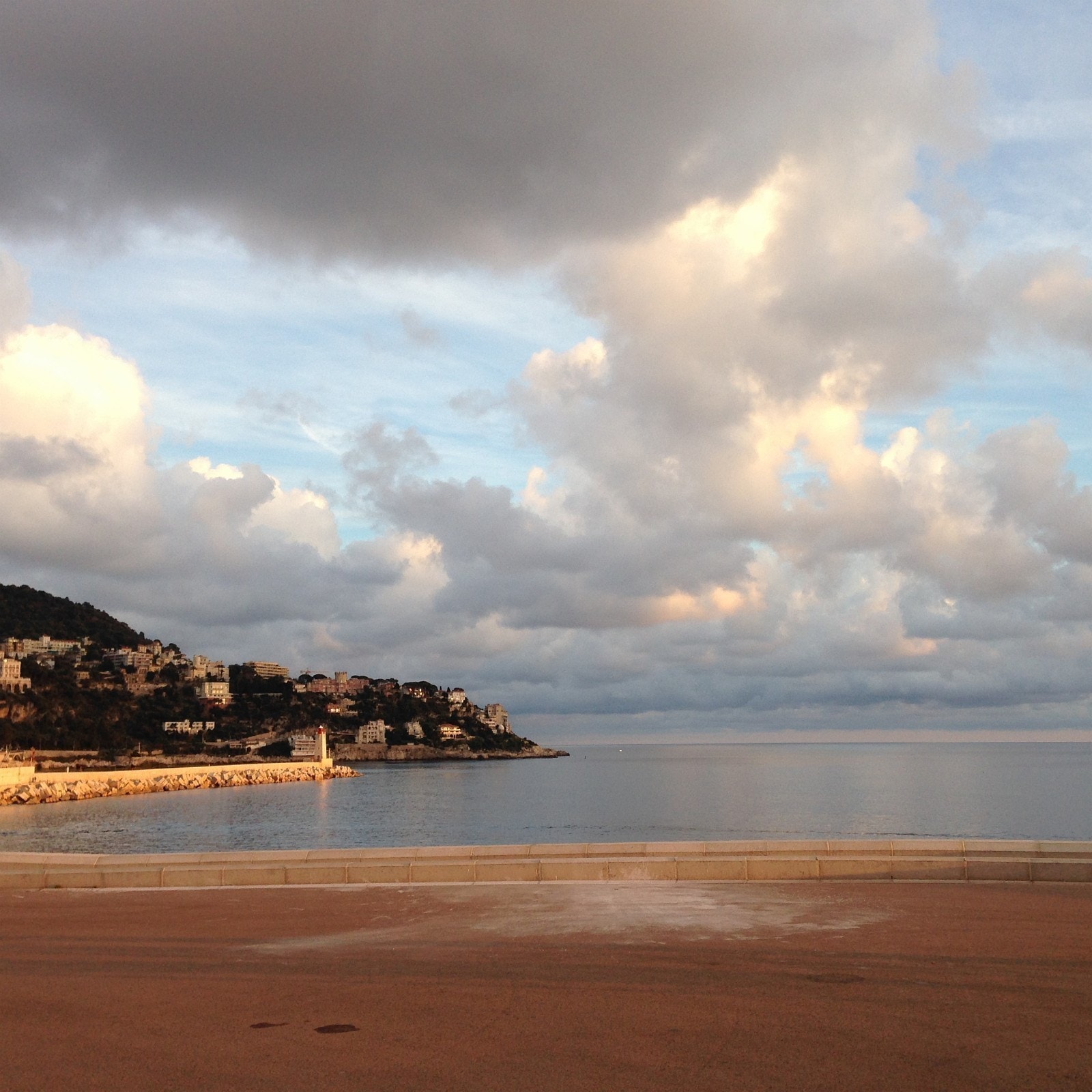 På promenaden på vei til havnen og med blikket mot Villefranche-sur-Mer Galleribilde