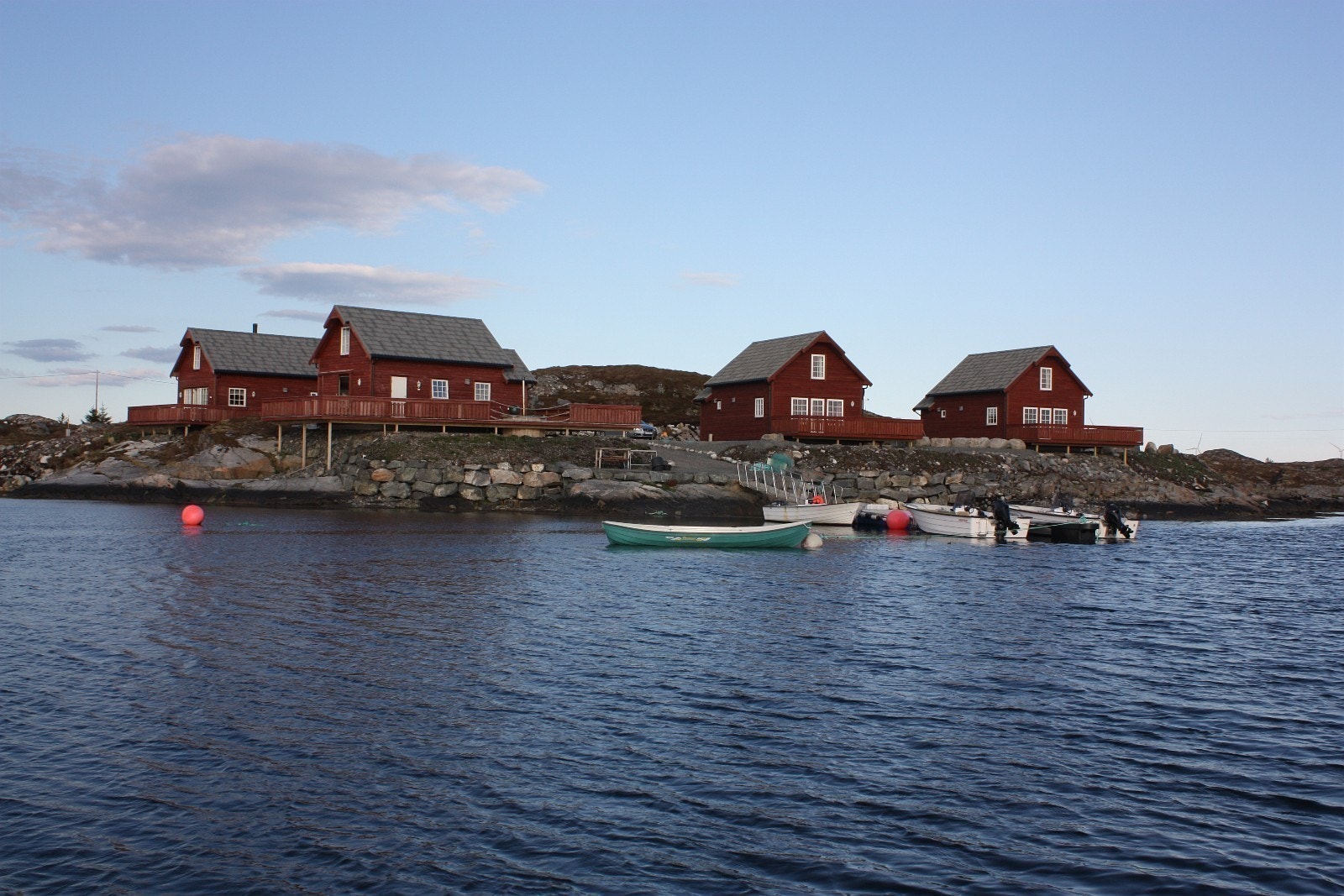 Alle rorbuene sett fra sjøsiden.
Fra venstre :Trollskjæret, Landego,Tennskjæret,Fugeløya Galleribilde