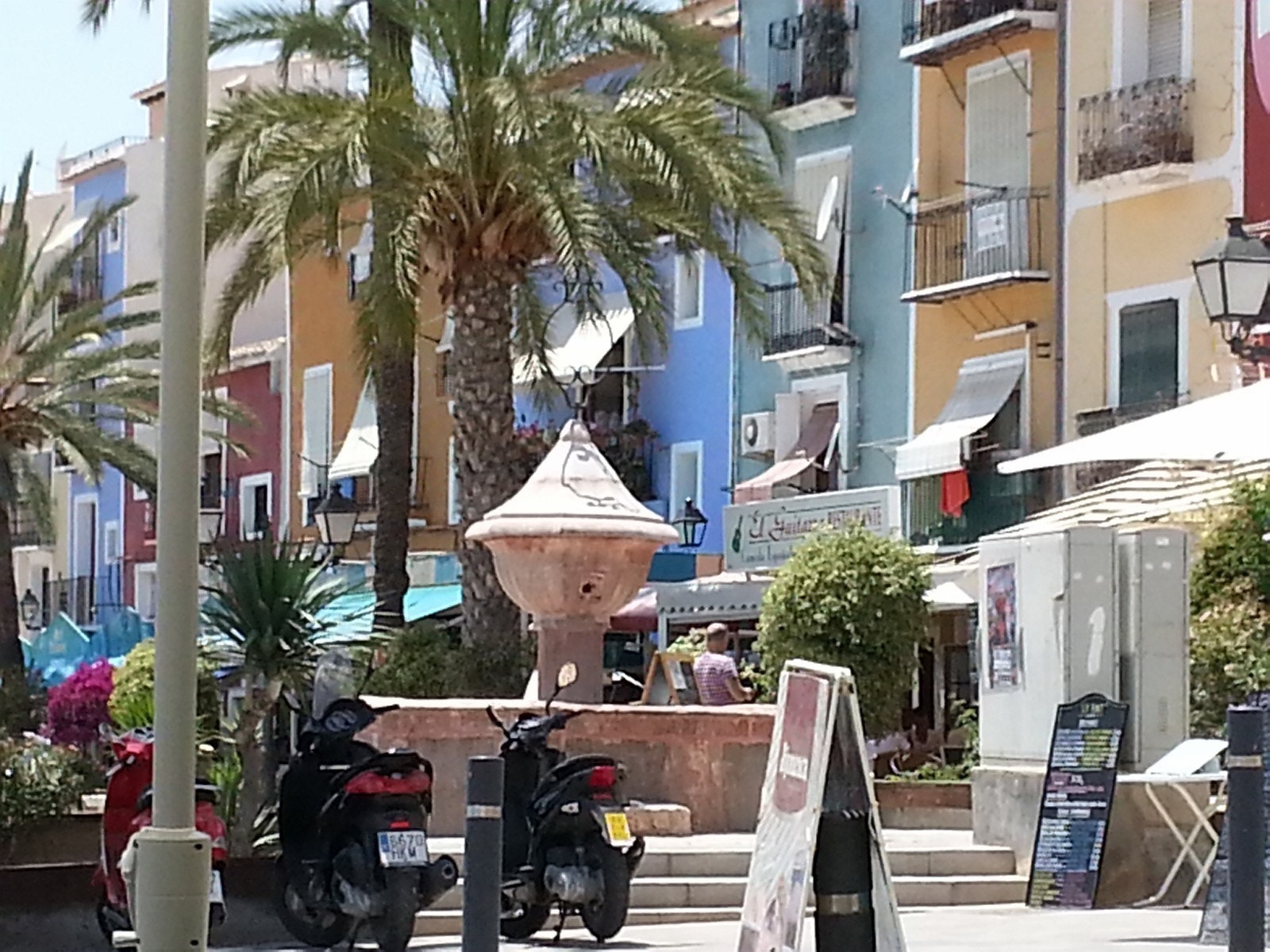 Torget utenfor inngangsdøren med alle restaurantene Galleribilde