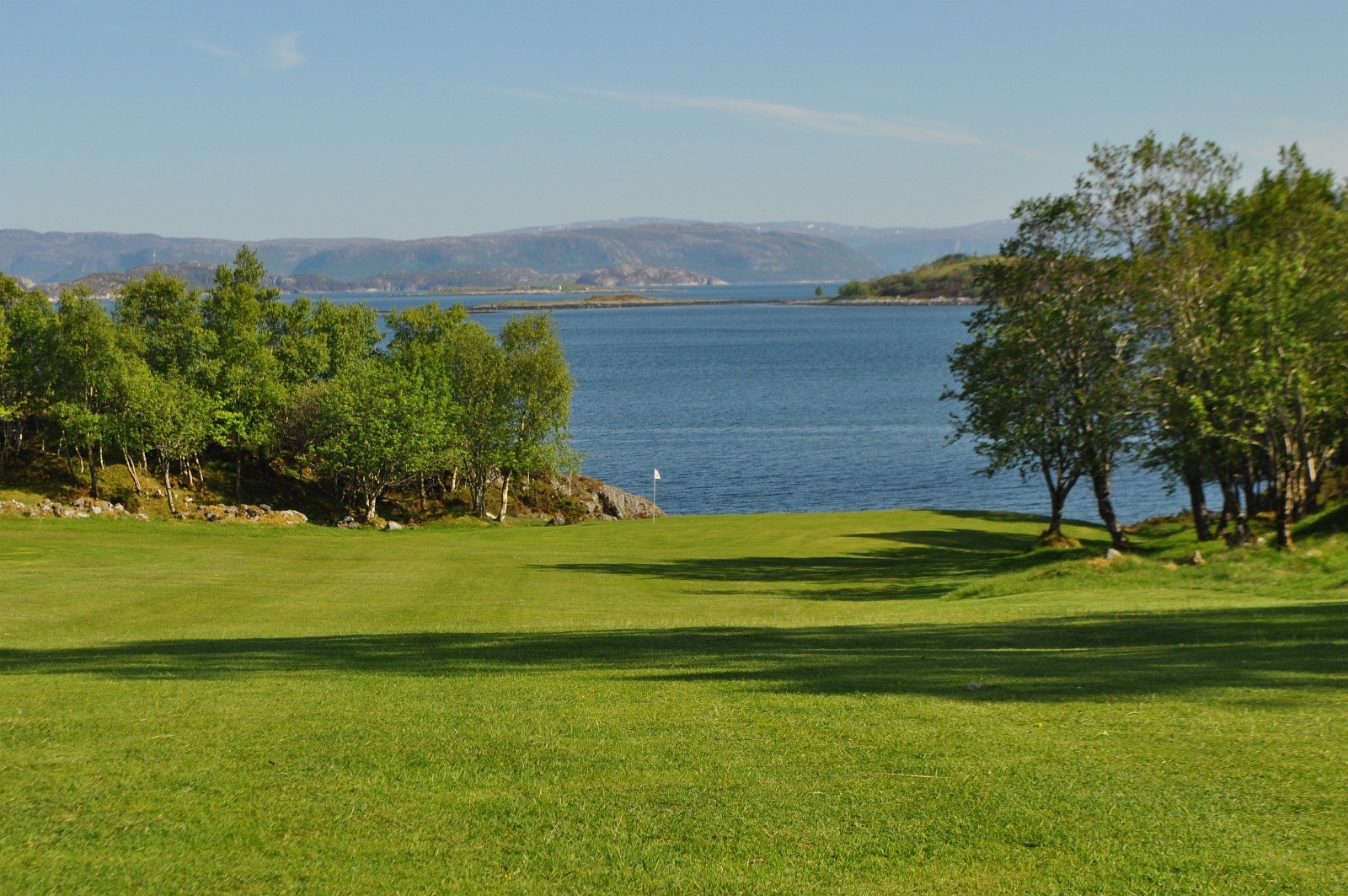 Hitra golfklubbs bane ligger vendt mot Trondheimsleia på Akseth Galleribilde