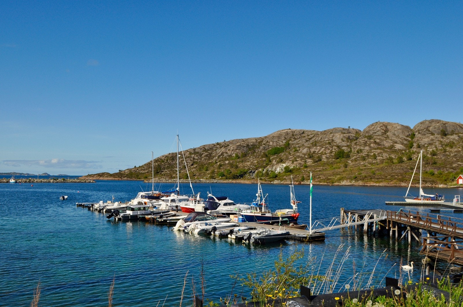 Børøysund ligger noen minutter fra Sætra boligfelt med restaurant og marina Galleribilde