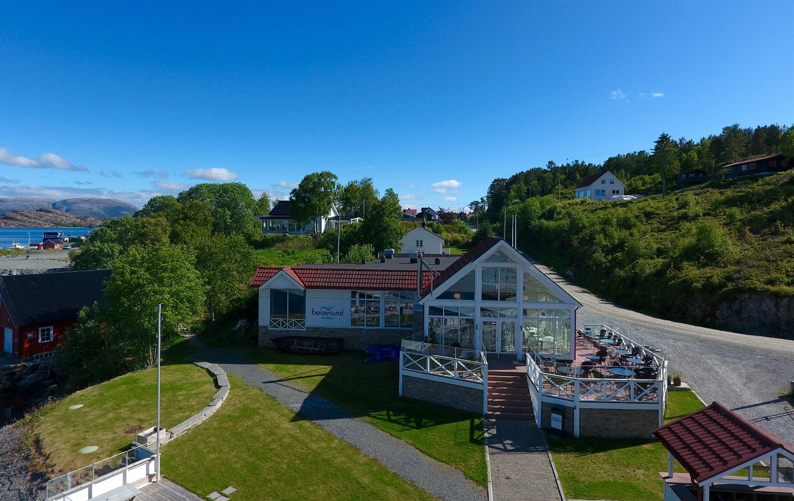 Børøysund ligger noen minutter fra Sætra boligfelt med restaurant og marina Galleribilde
