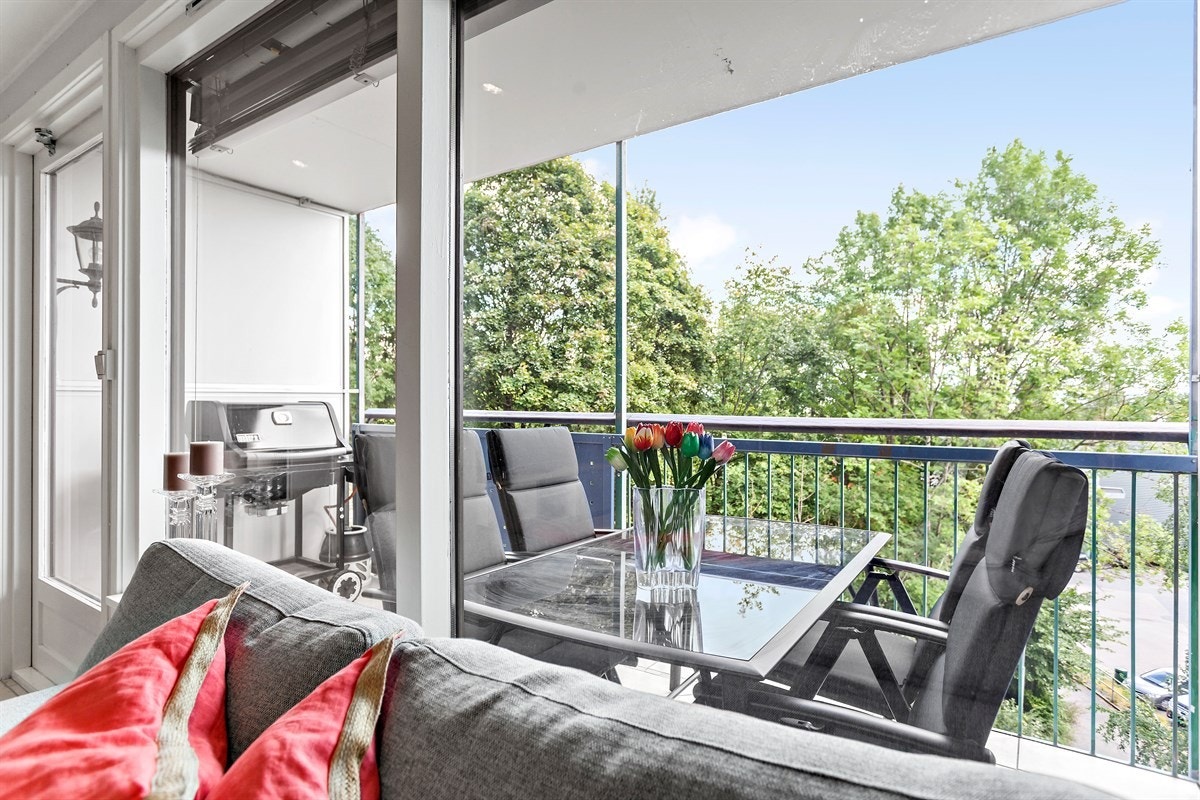 Fra stuen er det utgang til en 7,5 kvm balkong med pent utsyn og morgen/formiddagssol. Galleribilde