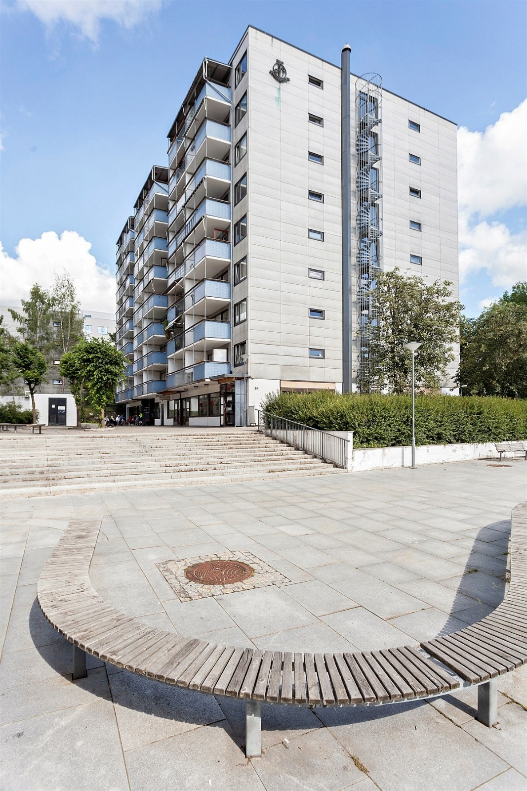 Fasade - Leiligheten er beliggende i 3.etasje med heis og balkong. Galleribilde