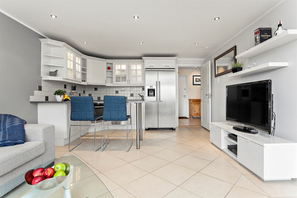 Pent kjøkken med god skap -og benkeplass og en praktisk bardiskløsning som gir en delvis åpen løsning mot stuen. Galleribilde