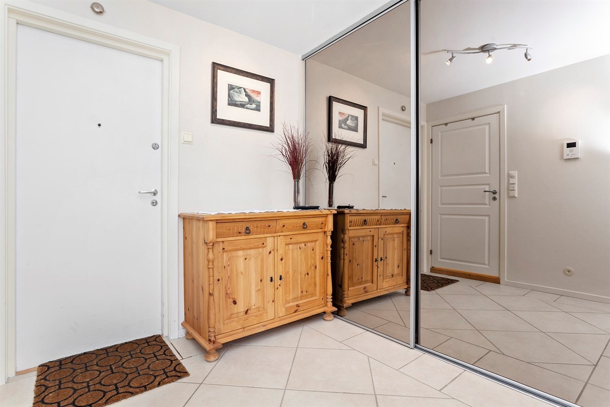 Godt med oppbevaringsplass i skyvedørsgarderoben. Galleribilde