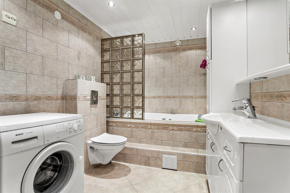 Romslig og flislagt bad fra 2003 med massasje/boblebad og veggmontert wc. Galleribilde