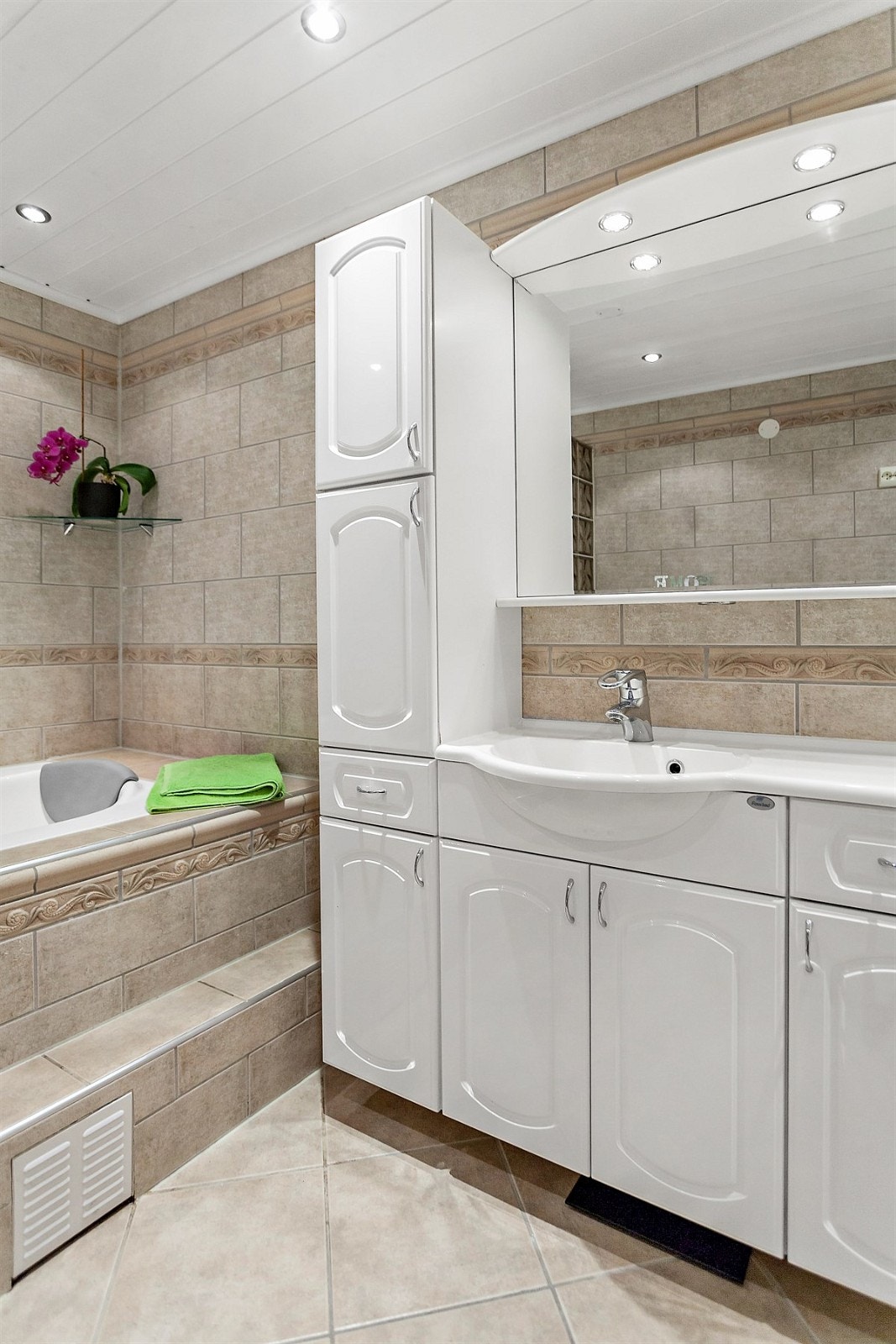 Borettslaget har vedtatt baderomsrehabilitering og denne leiligheten vil i den forbindelse få et moderne, flislagt bad etter dagens standard. Galleribilde