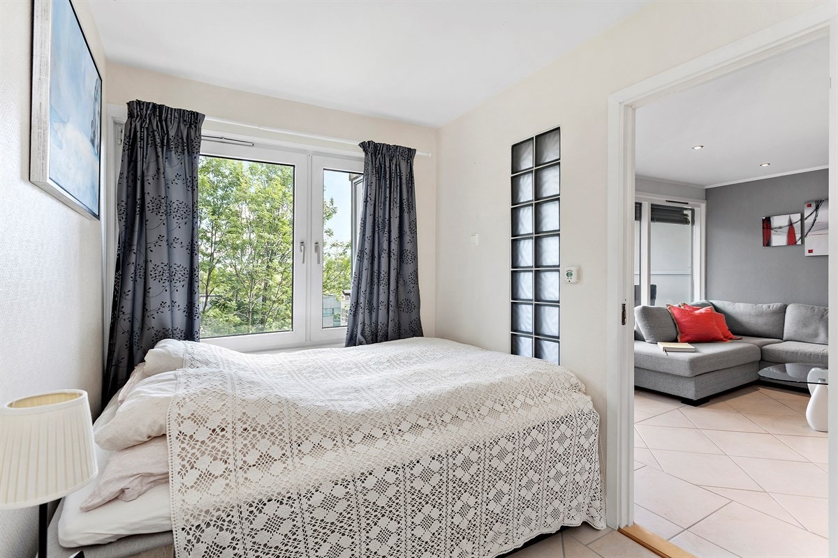 Det er et romslig soverom med adgang fra stuen. Galleribilde