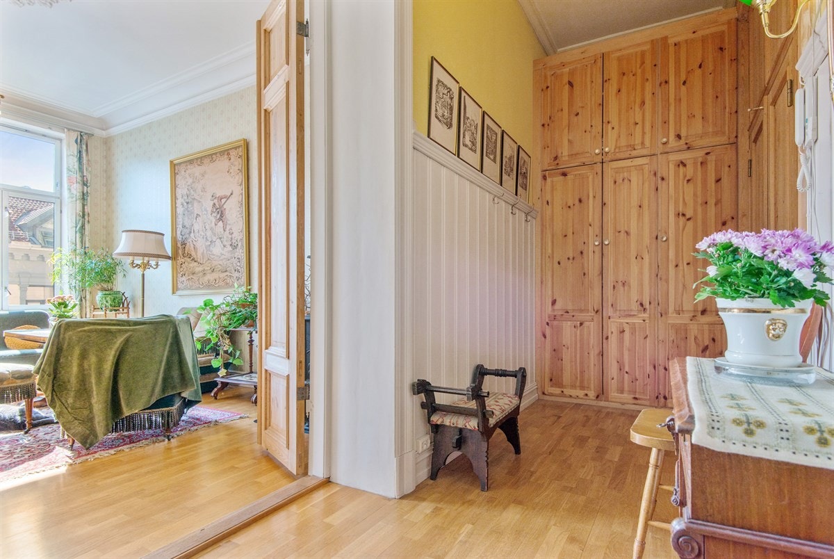 God plass til oppbevaring av yttertøy og sko i stort garderobeskap Galleribilde