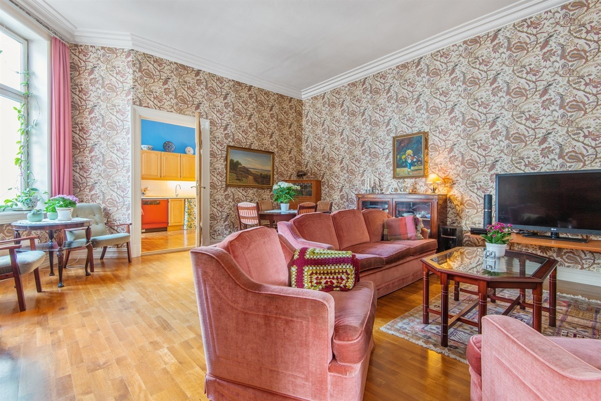 Mellomstue med god plass til sittegruppe, spisebord m.m. Galleribilde