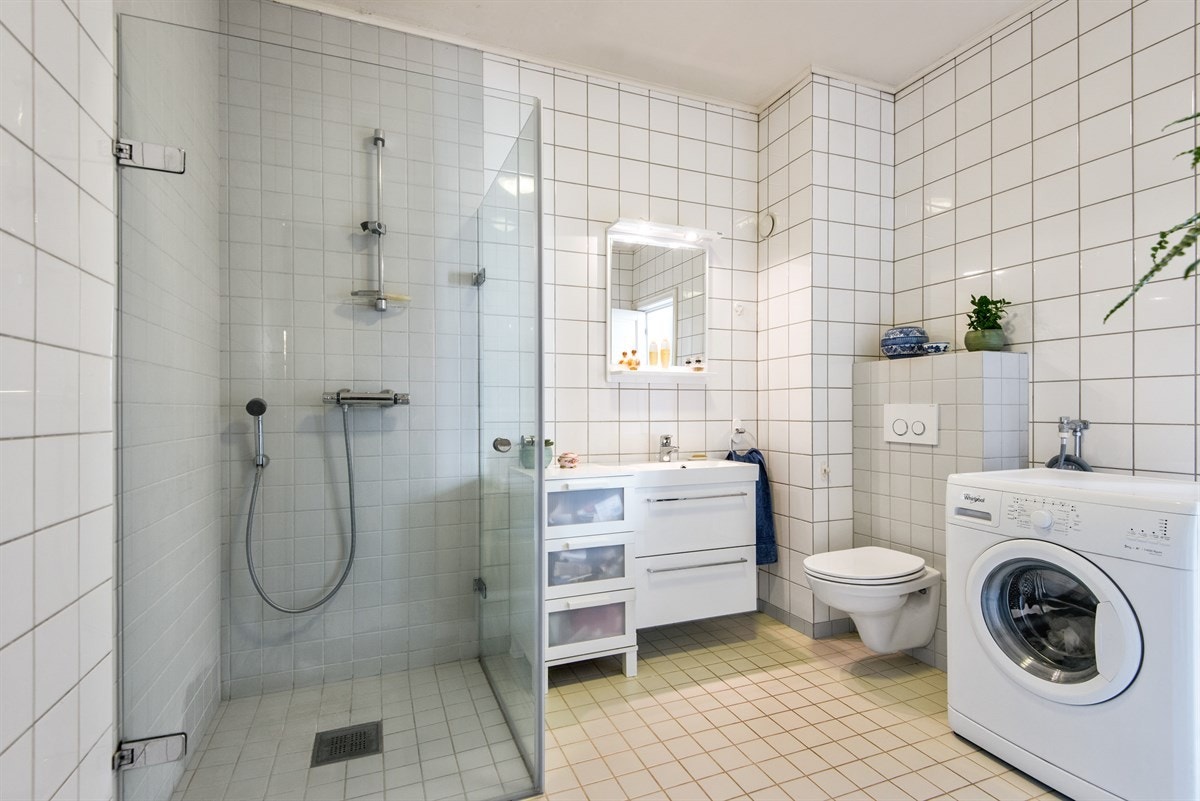 Pent, flislagt bad med varmekabler i gulv. Badet ble pusset opp i 2010 Galleribilde