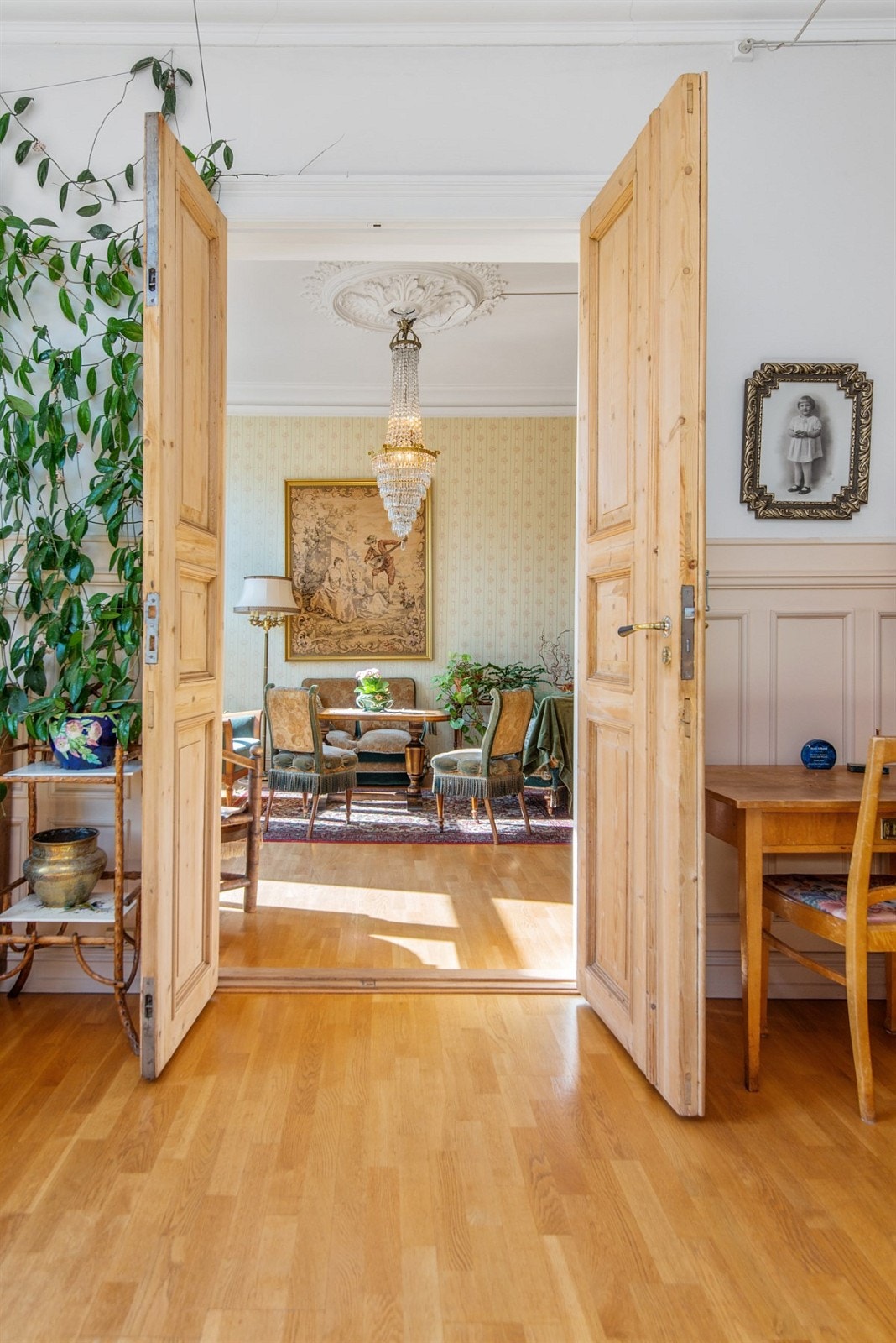 Leiligheten har klassiske detaljer som rosett og stukkatur, doble fløydører, god takhøyde og store flotte vindusflater som slipper inn rikelig med naturlig sollys Galleribilde