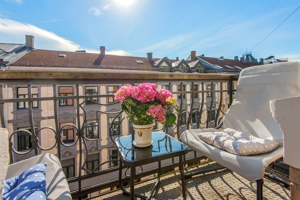 Sydvendt balkong med flotte solforhold Galleribilde