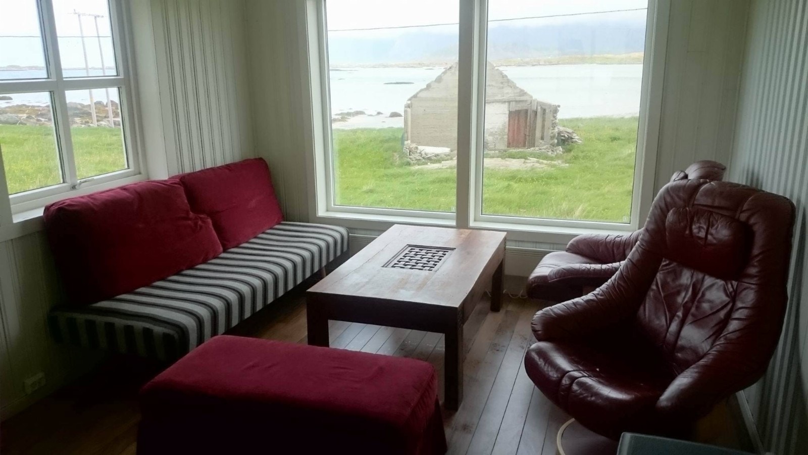 nydelig utsikt fra store vinduer i stua Galleribilde