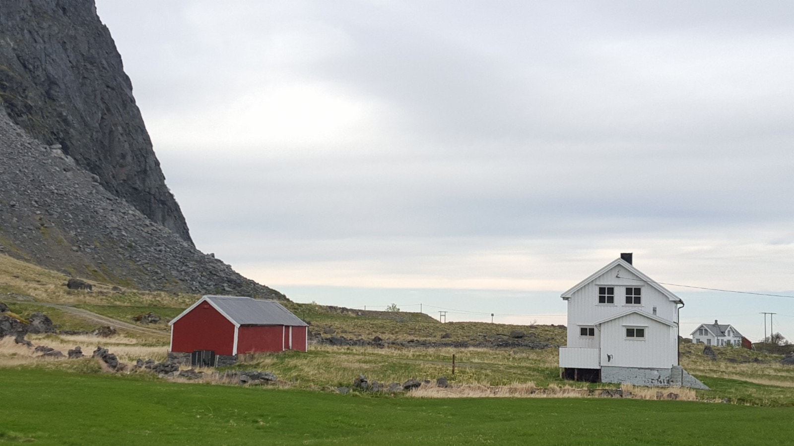 huset ligger mellom fjell og hav, og har eget uthus med kajakker og sykler. Galleribilde