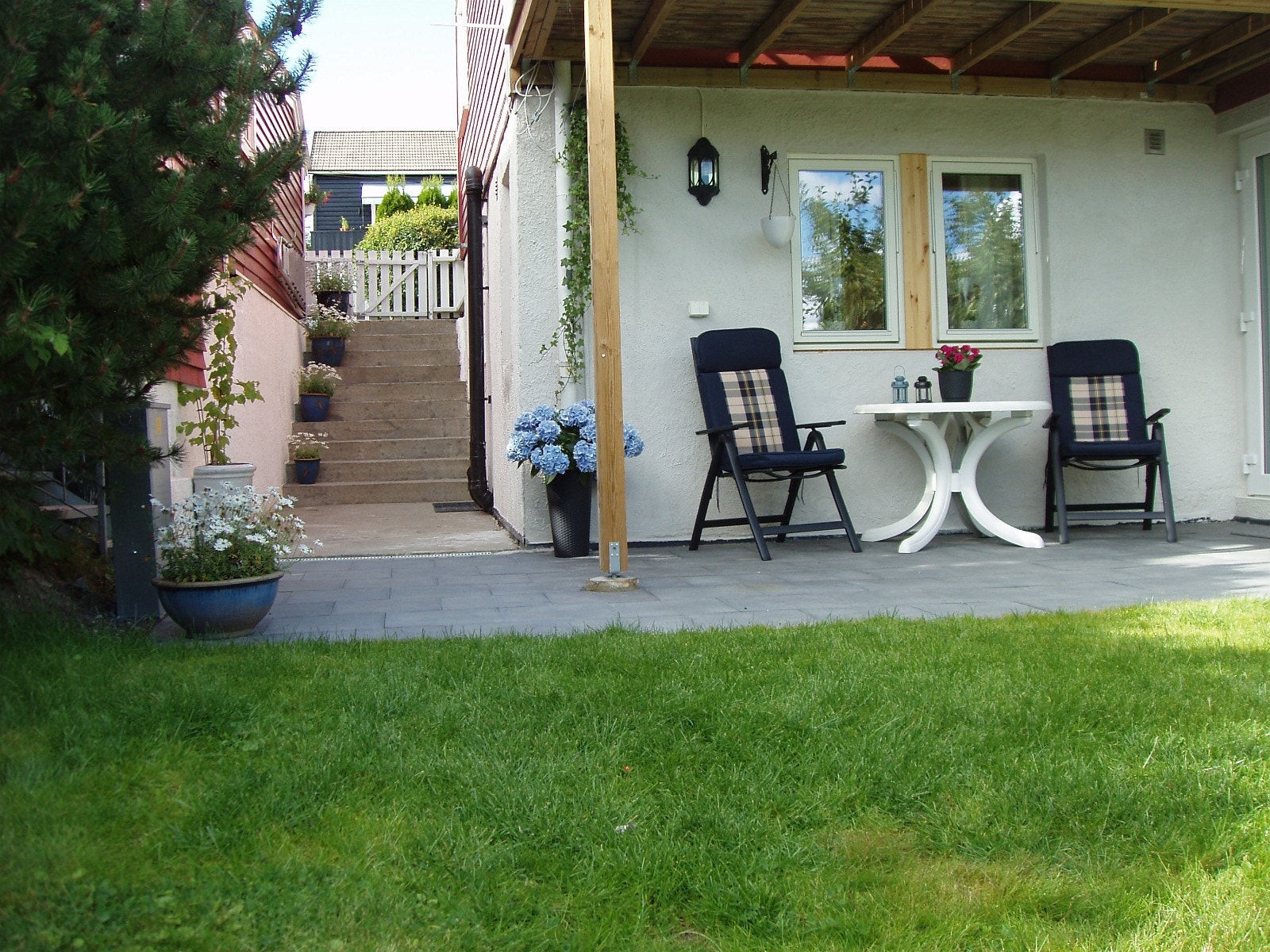 Markterrasse med hagemøbler. Galleribilde