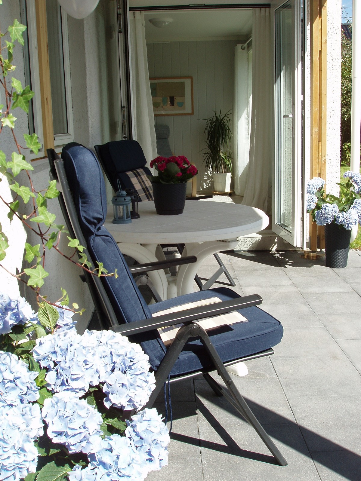 Markterrasse med hagemøbler Galleribilde