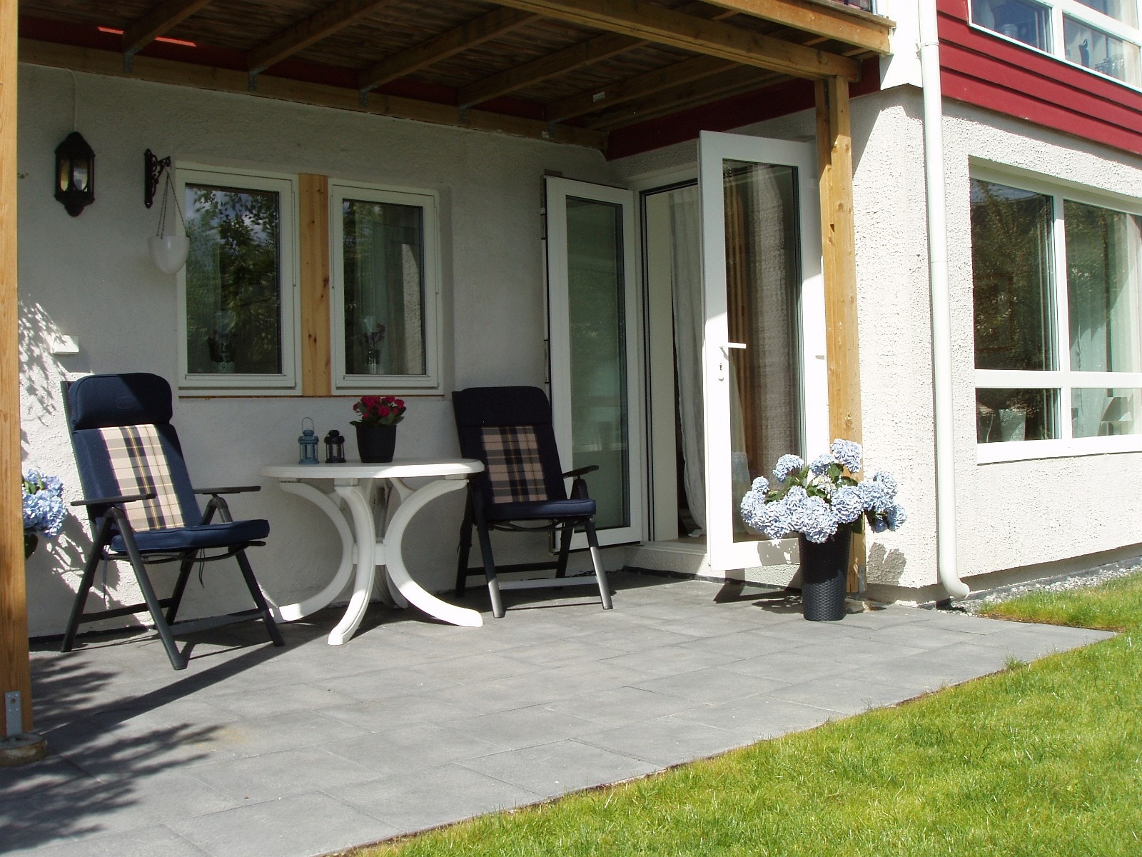 Markterrasse med hagemøbler Galleribilde