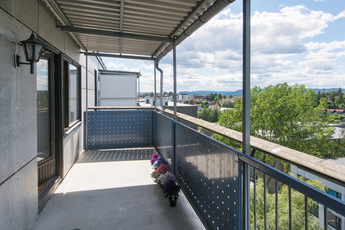 Solrik balkong. Galleribilde